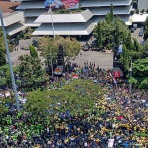 Mahasiswa Menyemut Di DPRD Jateng